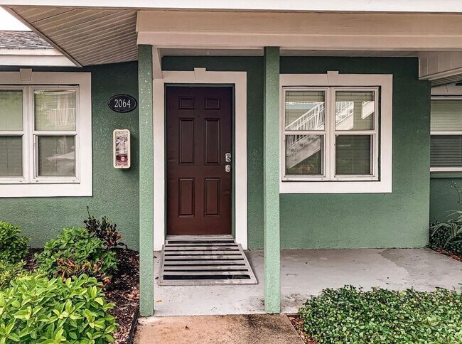 Building Photo - Hottest location, unit available near best beaches and downtown