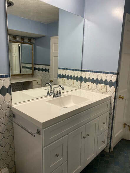 bathroom - 919 Main St