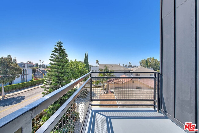 Building Photo - 1013 N Wilton Pl