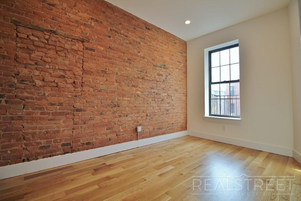 Building Photo - Spacious Modern 1 Bedroom