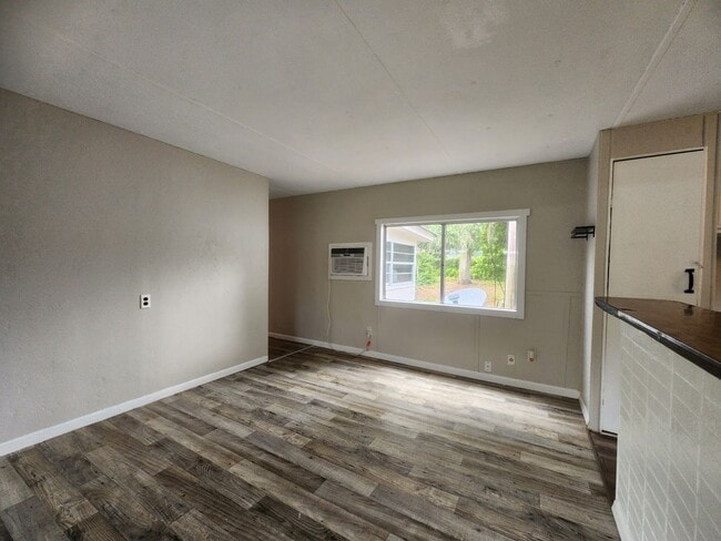 Building Photo - FRESHLY PAINTED AND NEW FLOORING! 2 Bed 1 Bath With Screened Porch