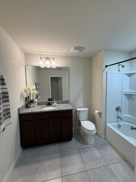 Building Photo - 2643 E Lake Pointe Dr