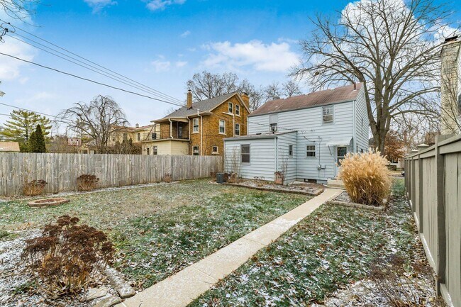 Building Photo - 683 S Roosevelt Ave