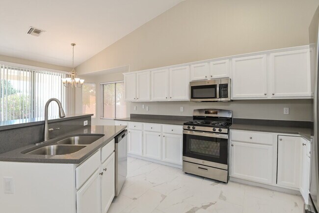 Building Photo - 10132 E Paseo San Bernardo