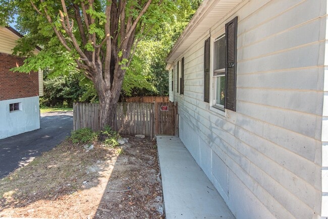 Building Photo - 8819 North Ave