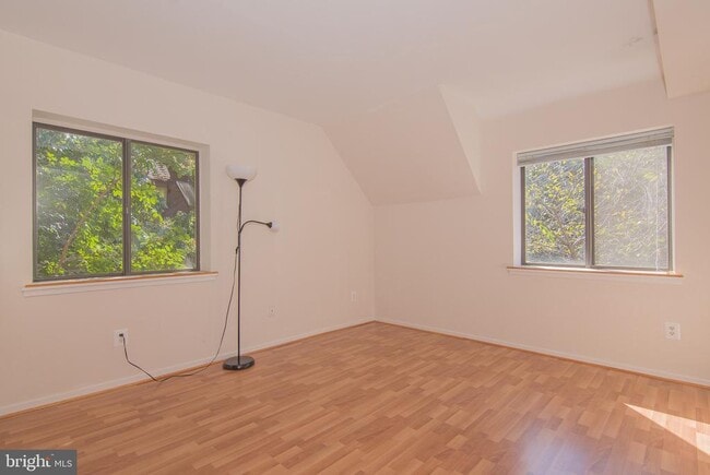 Building Photo - 1665 Parkcrest Cir