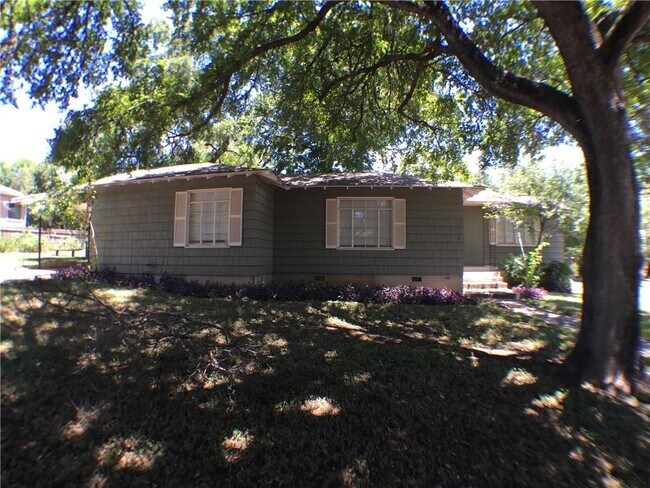 Building Photo - 2000 Schulle Ave