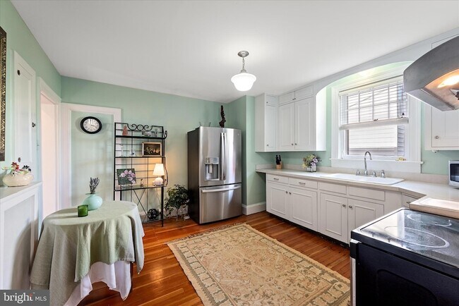 Building Photo - 320 S Loudoun St