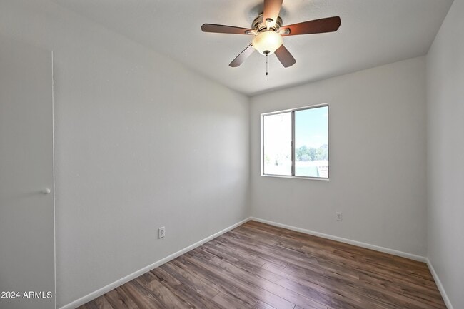 Building Photo - 729 E Cochise Dr