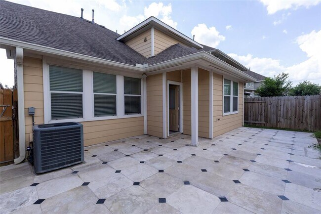 Building Photo - 6442 Wilshire Lakes
