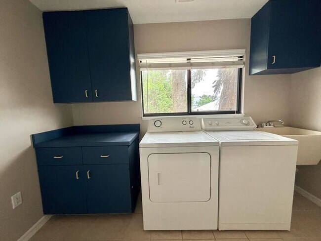 Building Photo - Large and Stunning 2700sqft Newly Renovated 3BR 3BTH!