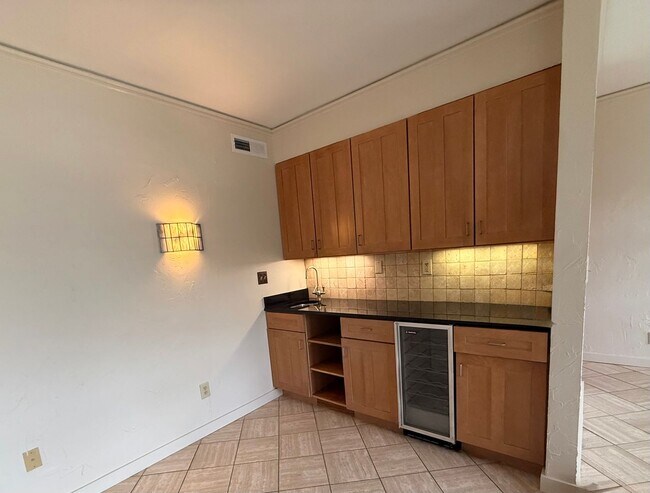 Building Photo - 2 Bedroom/ 3 Bath condo on West End, 1 assigned covered parking spot, Small Storage Space include...