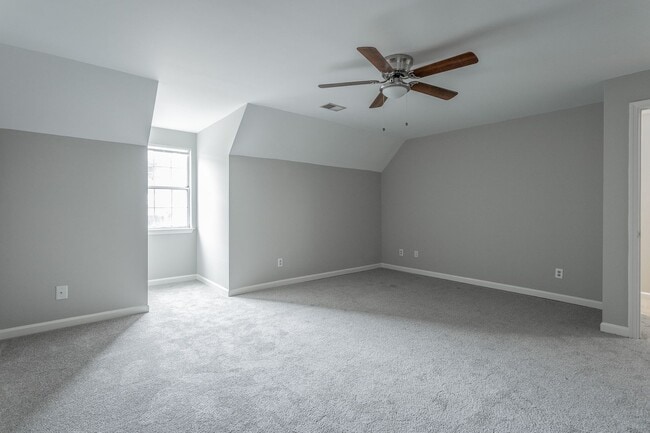 Building Photo - 2 Bedroom, 2 Bath Townhome with Private Patio Near I-75 & Hamilton Place