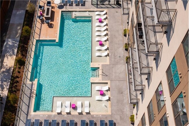 Building Photo - 3329 Oak Grove Ave