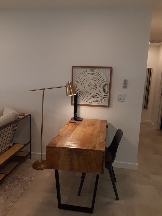 Building Photo - Seasonal-Beautifully renovated top floor 2/2 condo downtown Sarasota.