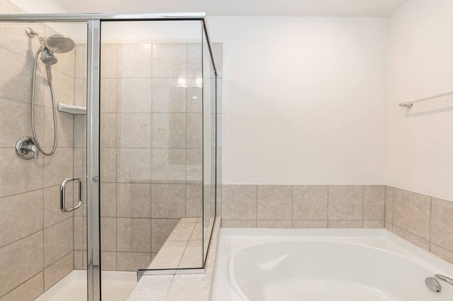 Building Photo - Gorgeous End Unit Townhome!