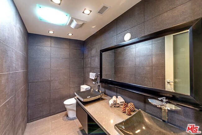 Building Photo - 16722 Charmel Ln