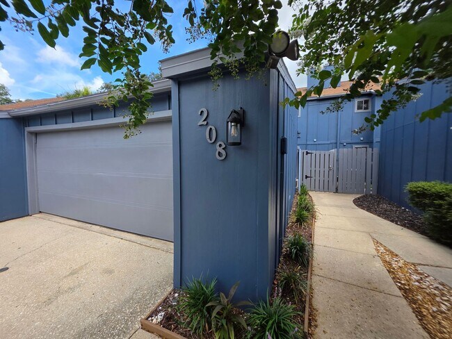 Building Photo - Spacious Townhome in The Trails