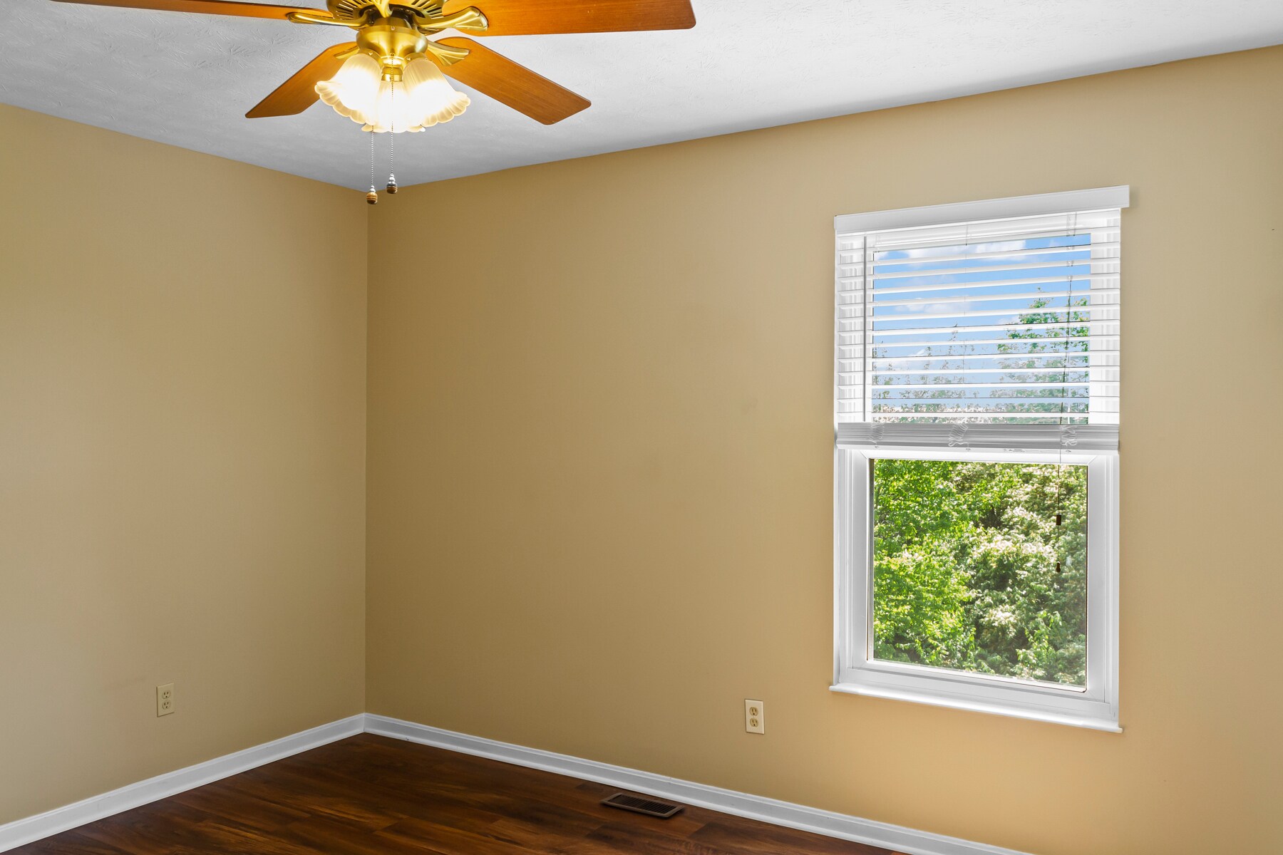 Building Photo - 1637 Cantebury Ln