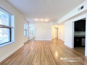 Building Photo - 2 bedroom in CHICAGO IL 60613