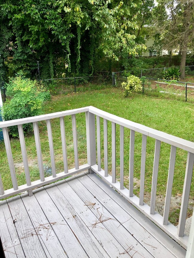 Building Photo - Completely renovated spacious single famil...