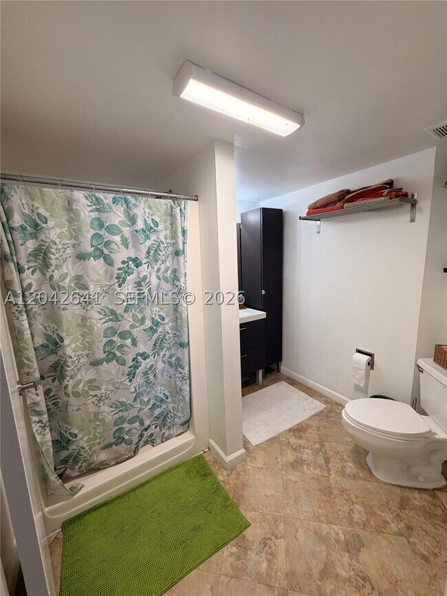 Building Photo - 9731 Fontainebleau Blvd