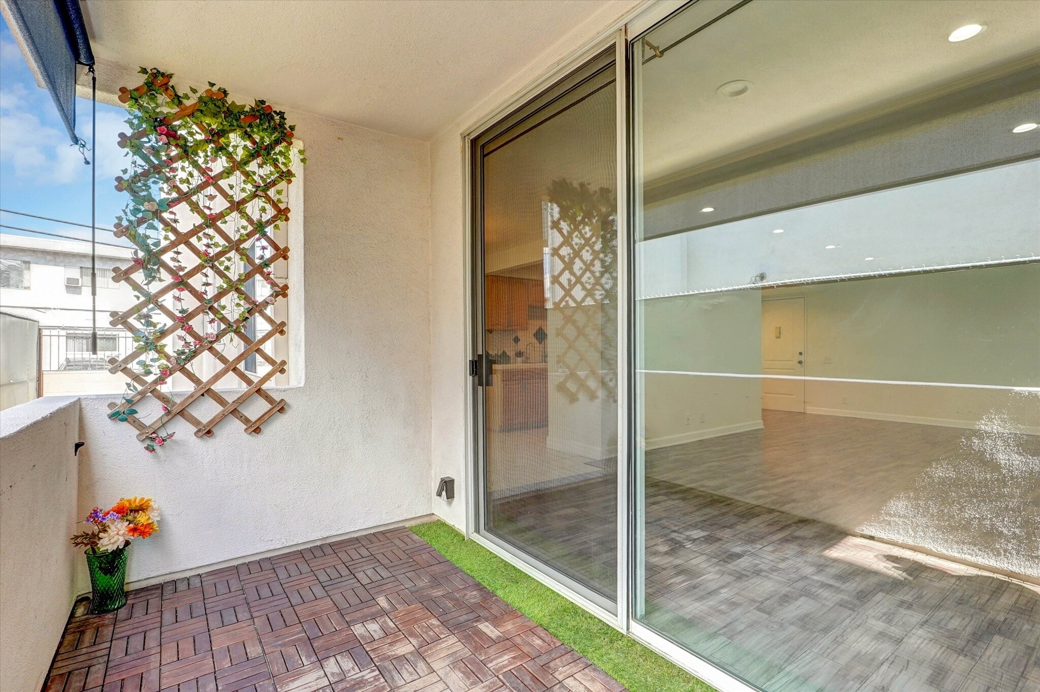 Balcony - 4637 Willis Ave