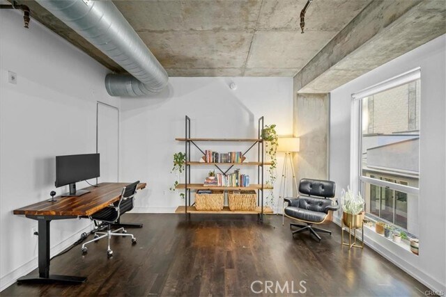 Building Photo - 645 W 9th St