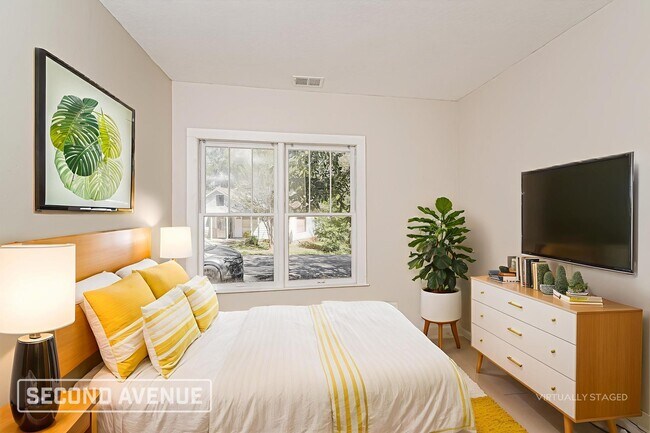 Building Photo - 544 7th St S