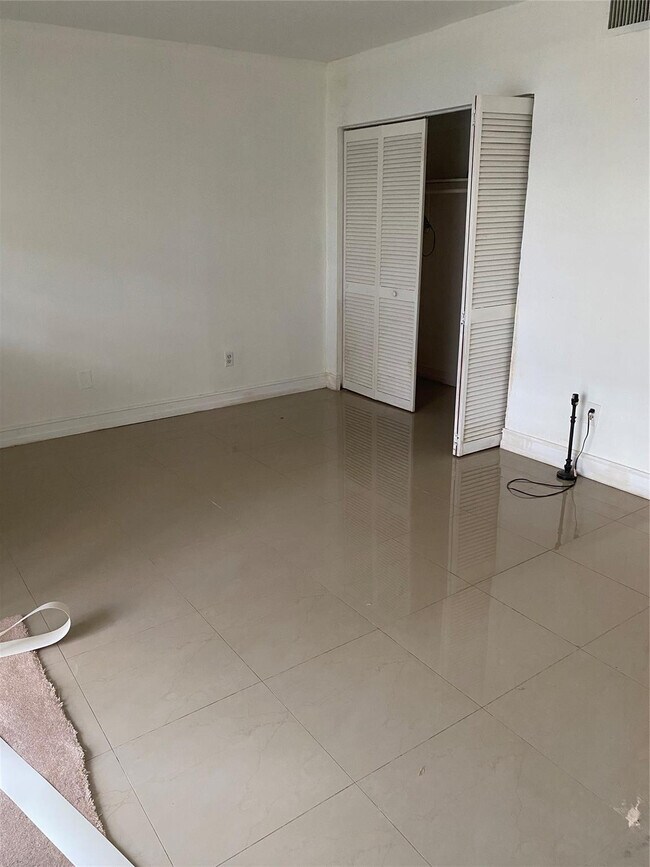 Building Photo - 51 NE 204th St