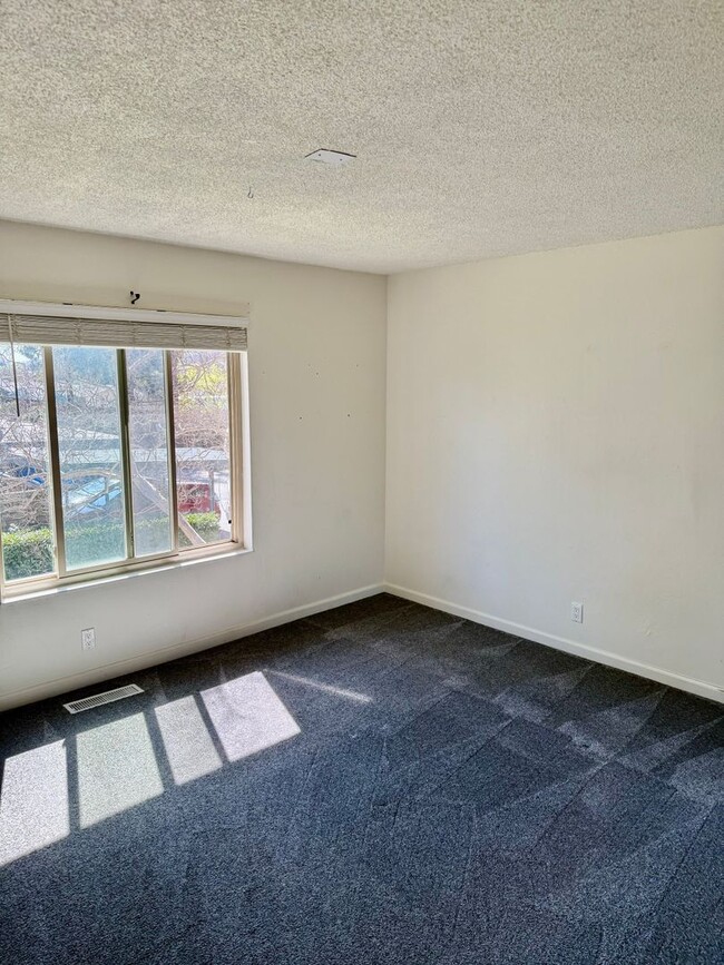 Building Photo - Dazzling Concord Condo - 2bd 1.5bth - Clos...