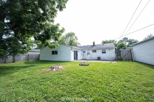 Building Photo - "Charming 4-Bedroom Retreat with Spacious Living in Indianapolis!"