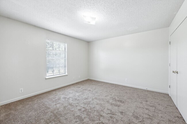 Building Photo - 285 State Line Rd