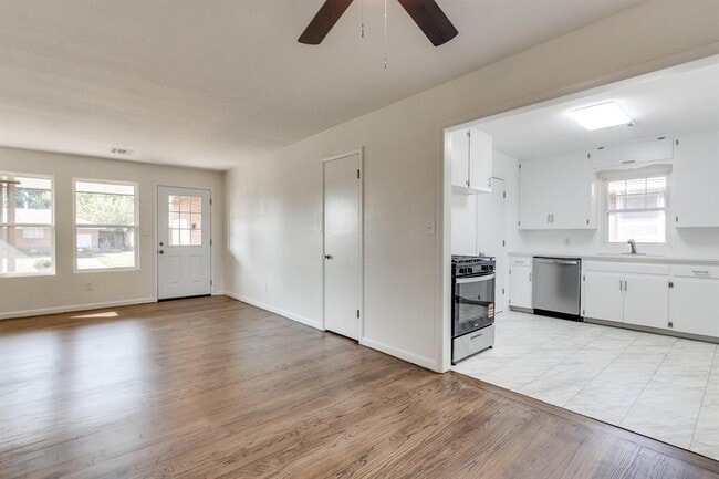 Building Photo - 2725 Texoma Dr