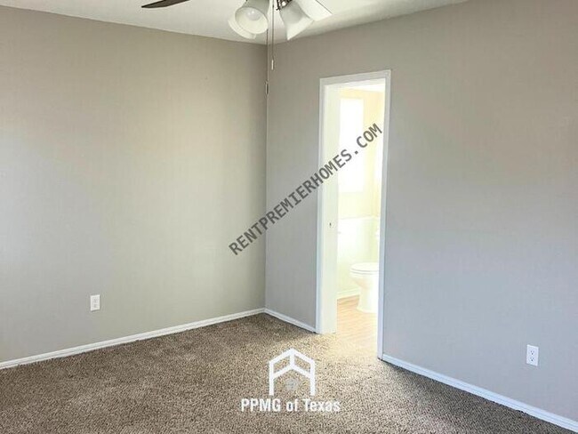 Building Photo - 10904 N Linn Ave