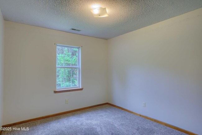 Building Photo - 303 Sedgefield Ct