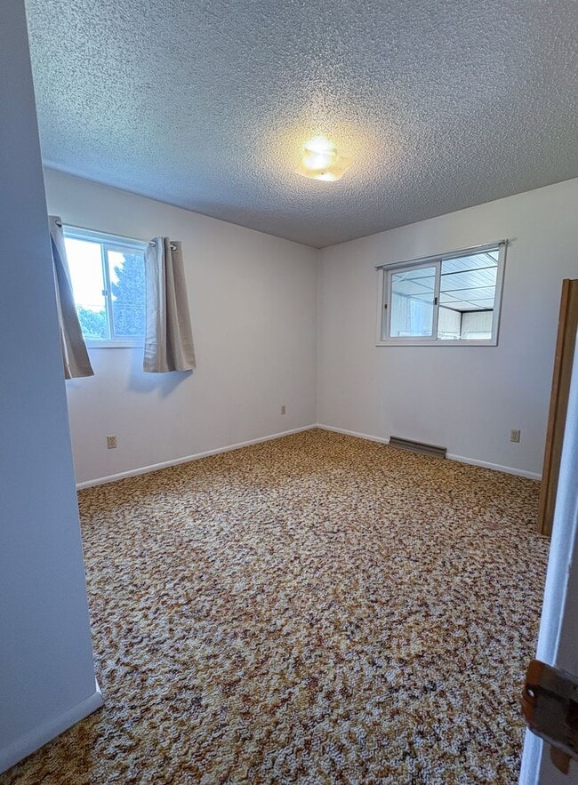 Building Photo - Spacious 3 bed 1.5 bath heights home
