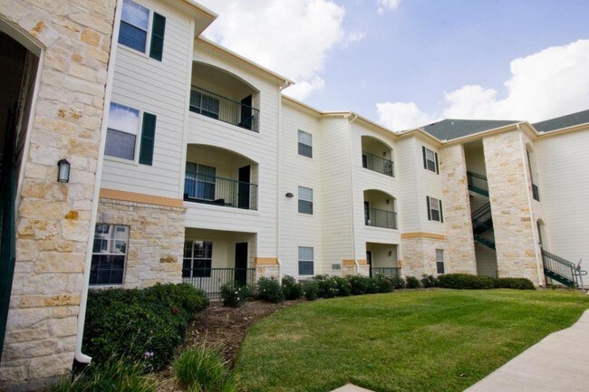 PROPERTY BUILDING SIDE VIEW - Franklin Apartments