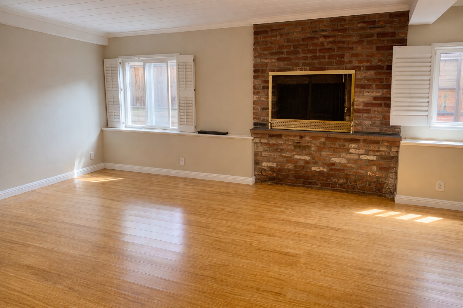 Living room with bright natural light - 1111 North Rd
