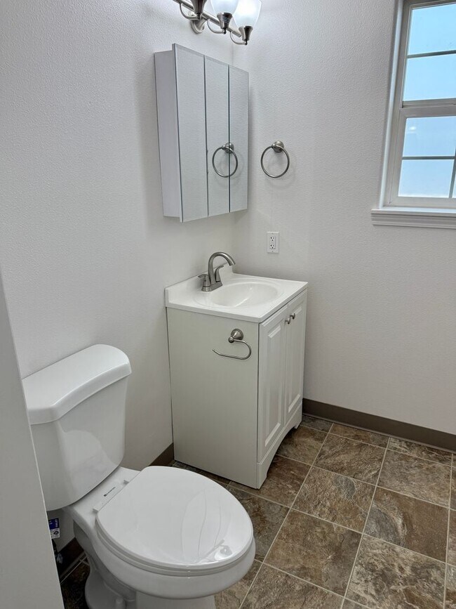 Building Photo - Amazing Remodel-5 Bed 3 bath duplex unit