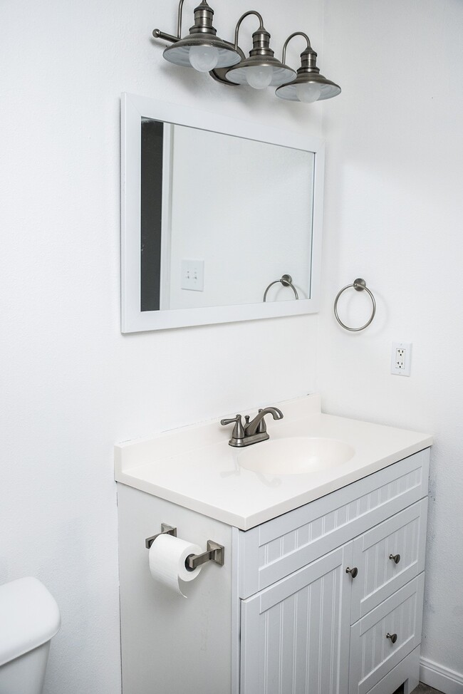 Building Photo - 605 Orangewood Dr