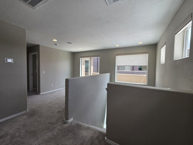 Building Photo - Modern Santa Fe Townhome