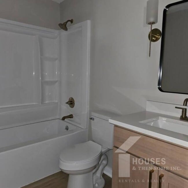 Building Photo - 511 Hampton Ave