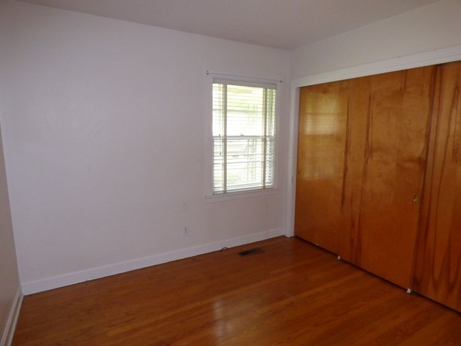 Building Photo - HUGE 2BR/2B Duplex near Downtown Murfreesboro