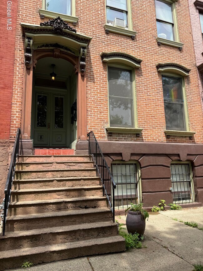 Primary Photo - 8 Hall Pl