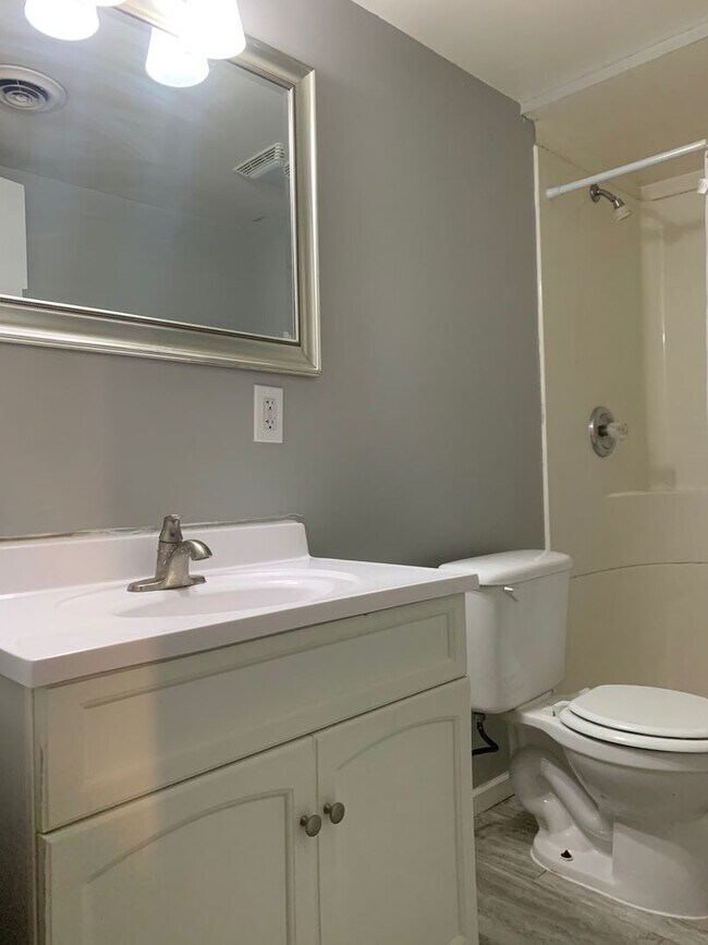 Building Photo - Spacious 3 Bedroom 2 Bathroom Townhome in Robbinsdale!