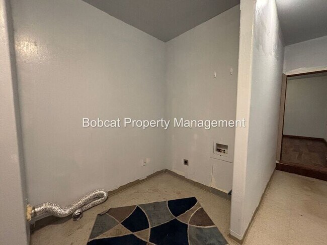 Building Photo - 1015 US-395