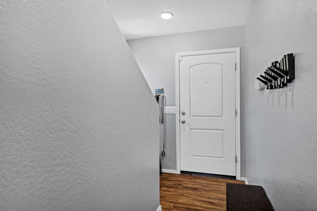 Building Photo - 30517 N Oak Dr