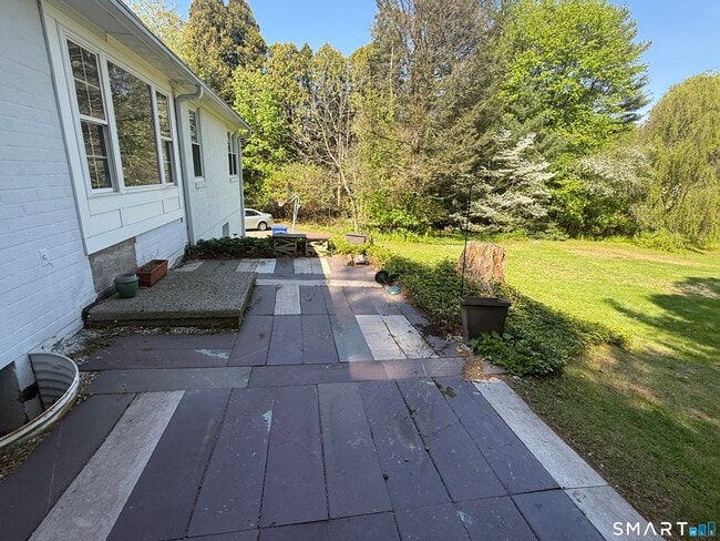 Building Photo - 129 Buttonball Rd