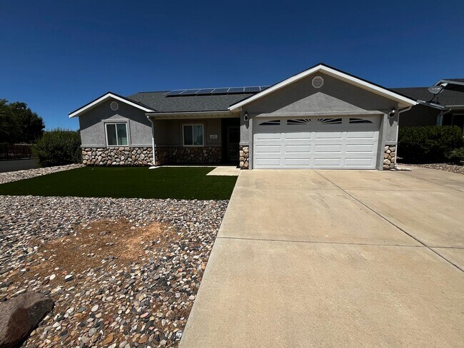 Primary Photo - Cozy Private Pet Friendly Home!!